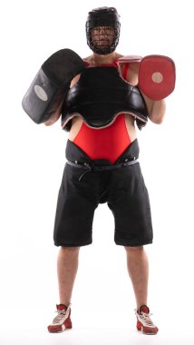 Beyaz arka planda dövüş sanatları eğitmeni.