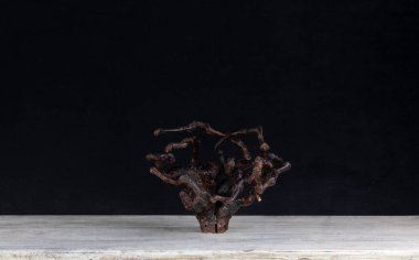 Ahşap bir masa üzerindeki soyut dekoratif ahşap eşyalar.