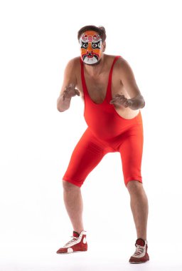 Beyaz arka planda maskeli güreşçinin portresi