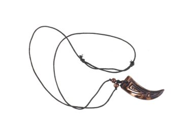 beyaz arkaplanda izole edilmiş halattaki diş kolyesi