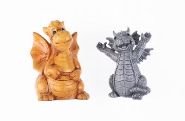 Beyaz arka planda izole edilmiş neşeli ejderha figürü