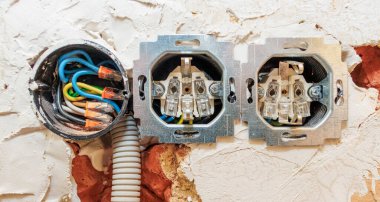 Kablolama sırasında duvardaki sifonlu prizlerle tamamen kaplanmamış.