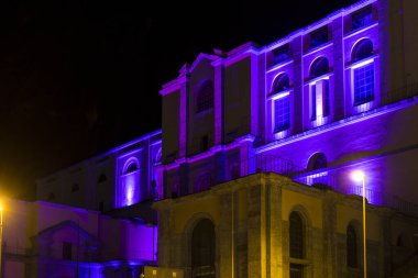 Riva del Garda, İtalya 08-25-2021: Garda Gölü 'ndeki Rva del Garda' da düzenlenen ışık festivali Notte di Fiabia 'da aydınlatılmış evler