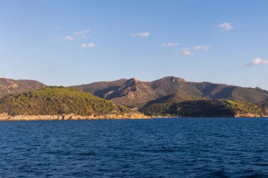 Tuscany 'deki Elba adasının kuzey batı kıyısına deniz tarafından bak.