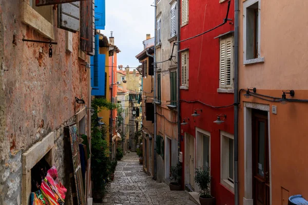 stock image Old town alley in the Croatian town of Rovinj with old residential building fronts and freely laid power cables