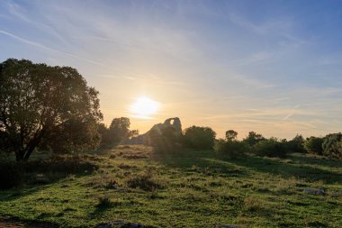 Şatonun duvarları gün batımında Istria 'da Rovij yakınlarındaki Kula Turnina' yı harap ediyor.