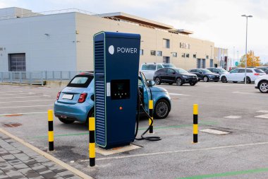 Slovenya Kranj 23-10-2022, hızlı şarj olan bir istasyonda üstü açık mavi bir Fiat 500.
