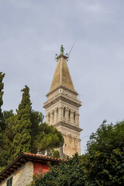 Torre Iglesia Santa Eufemia Rovinj Sobre Las Calles Del Casco —  Fotos de Stock