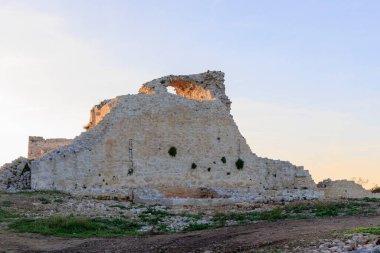 Şatonun duvarları gün batımında Istria 'da Rovij yakınlarındaki Kula Turnina' yı harap ediyor.