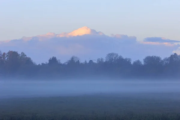 Een Mistige Weide Het Zuiden Van Augsburg Rijzen Wolken Vorm — Stockfoto