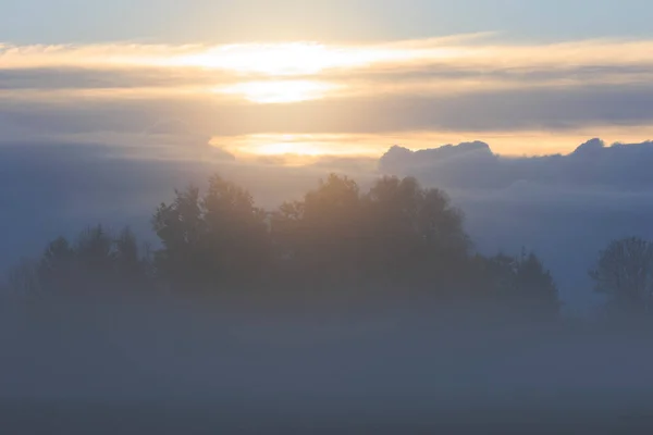 Над Туманным Лугом Юге Аугсбурга Возвышаются Облака Форме Горного Хребта — стоковое фото