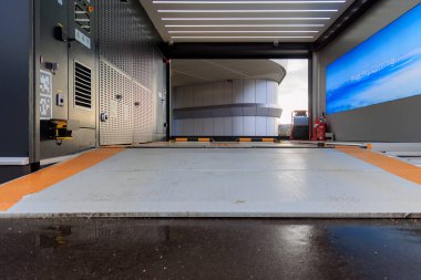 Almanya, Zusmarshausen 26.11.2022; Sortimo İnovasyon Parkı 'ndaki Çin otomobil markası NIO' nun tam otomatik akü değiştirme istasyonu.