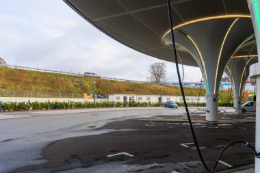 Almanya, Zusmarshausen 26.11.2022; Sortimo elektrik şarj istasyonunda yakıt ikmali yapan elektrikli araçlar