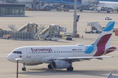 Münih Almanya 13-04-2022, Münih Havaalanı 'ndaki Eurowings havaalanının ticari uçakları.
