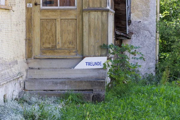 Wooden Door Old Wooden House Sign German Text Friends — Φωτογραφία Αρχείου