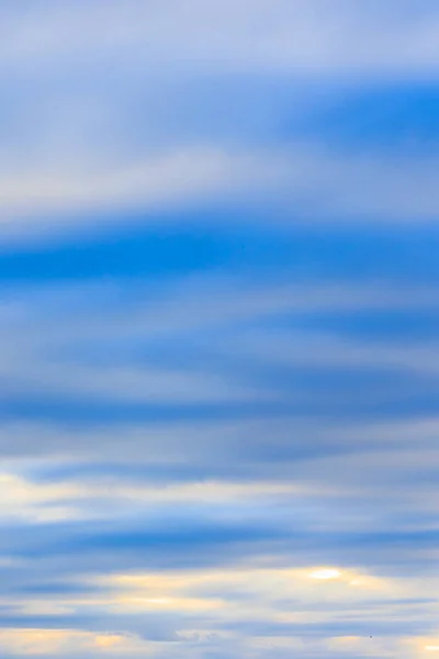 Rayos Luz Solar Atraviesan Una Densa Cubierta Nubes Sobre Paisaje —  Fotos de Stock