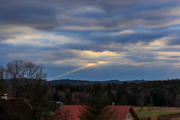 Raios Luz Solar Atravessam Uma Densa Cobertura Nuvens Sobre Uma — Fotografia de Stock