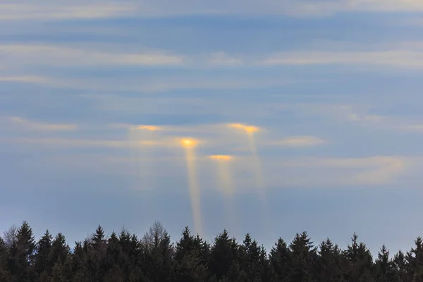 冬の曇りの日に バーデン レンツベルクのラベンスブルク近郊の森の風景を覆う濃い雲の中で 太陽の光が差し込みます — ストック写真