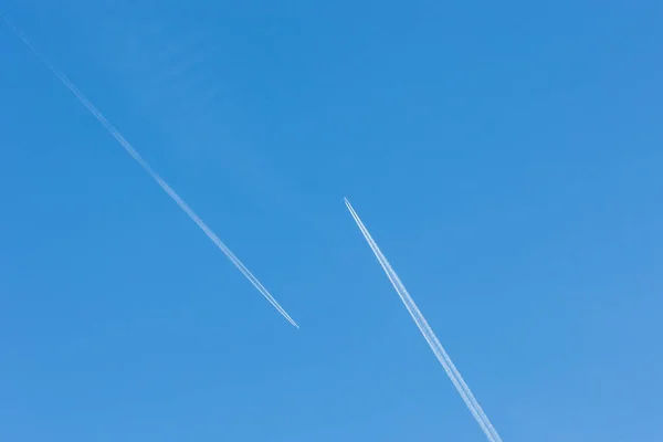 Два Самолета Белым Рельсом Пересекаются Голубом Небе — стоковое фото