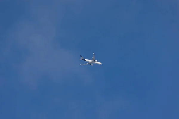 ドイツ ディーン06 2023年 ルフトハンザ航空A350便がアメリカの湖を越えて青空に浮かび上がる — ストック写真