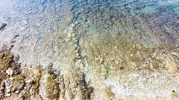 Sziklás Strand Kék Tengerrel Cisterna Beach Közelében Rovinj — Stock Fotó