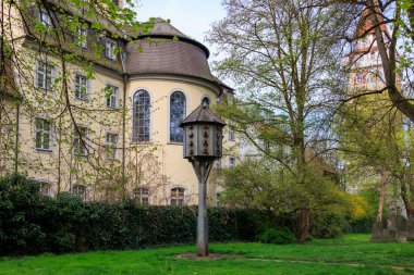 Baden Wurttemberg 'deki Ravensburg surlarında boyalı kulede güvercin evi.