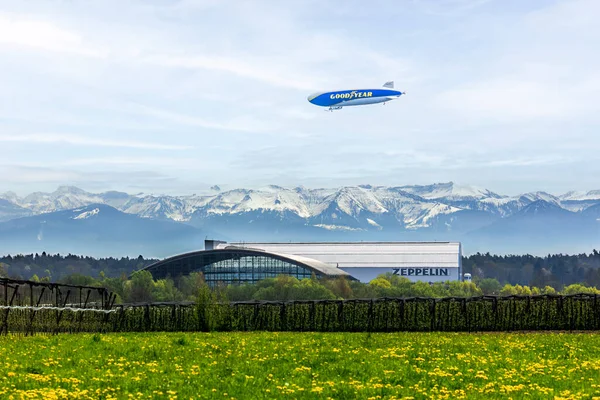 Friedrichshafen Німеччина 2023 Ангар Заводу Zeppelin Дирижаблем Логотипом Компанії Goodyear — стокове фото