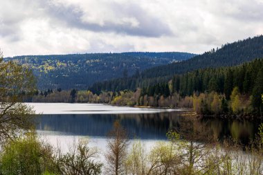 Schluchsee Kara Orman 'da bulutlu gökyüzünün altında kuzeydoğudan görülen Aha kasabası yakınlarında.