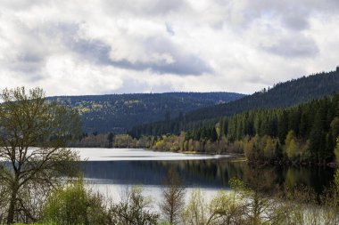 Schluchsee Kara Orman 'da bulutlu gökyüzünün altında kuzeydoğudan görülen Aha kasabası yakınlarında.