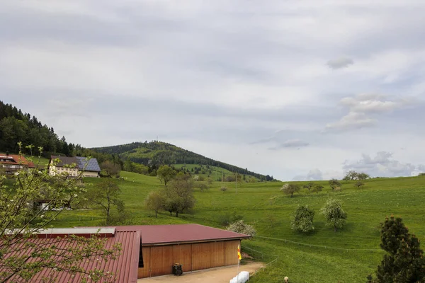 Berge Und Bauernhäuser Mit Photovoltaikmodulen Auf Dem Dach Unter Wolkenverhangenem — Stockfoto