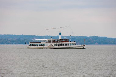 Almanya, Diessen, Herrsching, 19.5.2023 yolcu feribotunda Ammersee Dampschiffahrt 'ın gemi çanı.