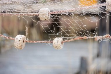 Kısmen yırtılmış balık ağları, Ammersee Gölü 'ndeki Dieen' deki çömlek pazarında kurumaya bırakılmış..