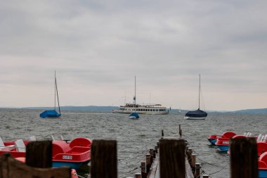 Almanya, Diessen, Herrsching, 19.5.2023 yolcu feribotunda Ammersee Dampschiffahrt 'ın gemi çanı.