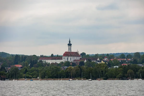 从湖面看Dieen Ammersee的Maria Himmelfahrt主教座堂 德国Dieen 2023年5月19日 — 图库照片