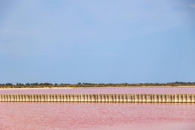 Fransa 'nın Camarque bölgesindeki Aigues-Mortes kasabası yakınlarındaki pembe tuz üretimi tavalarına bakın.