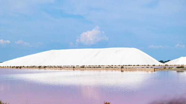 Морская соль накапливается в горах производства соли недалеко от города Эг-Морт в регионе Камарк во Франции