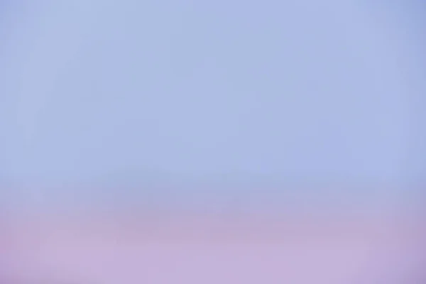 Aigues Mortes盐罐背景上从粉色到蓝色的模糊梯度 — 图库照片