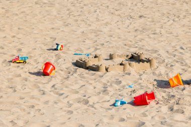 Saint Marie de la Mer kumsalında terk edilmiş kumdan bir kale.