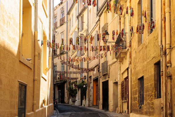 Beco Estreito Decorado Com Bandeiras Coloridas Centro Cidade Francesa Montpellier Fotografia De Stock