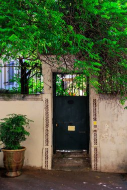 Fransa 'nın Montpellier kentindeki eski bir apartmana giriş.