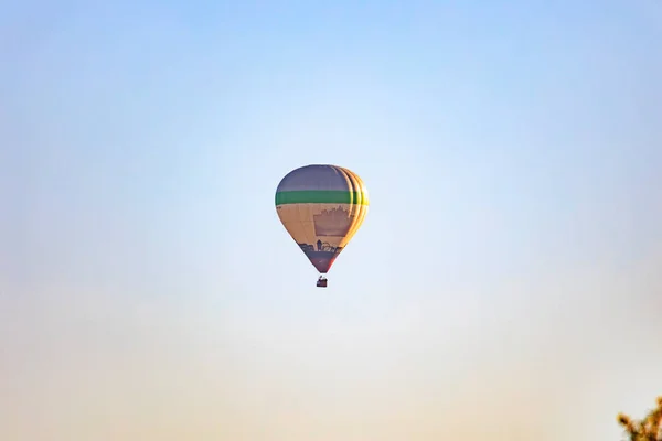 Красочный Воздушный Шар Утреннем Голубом Небе Над Городом Аугсбург — стоковое фото