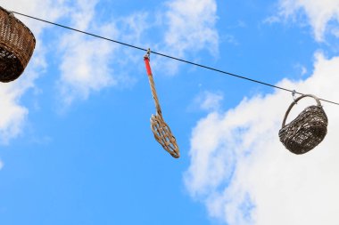 Hasır sepetler mavi gökyüzünün önündeki iplere gerilmişti. Yukarı Franconia 'daki Lichtenfels kasabasının süslemesi için.