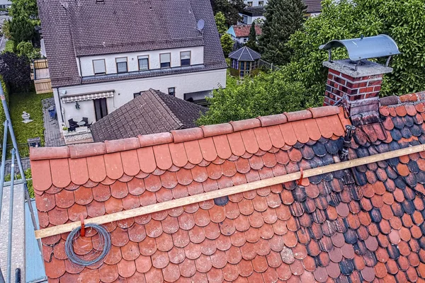 Altes Hausdach Mit Einfachen Ziegeln Bei Reparatur Gebrochener Firstziegel Durch — Stockfoto
