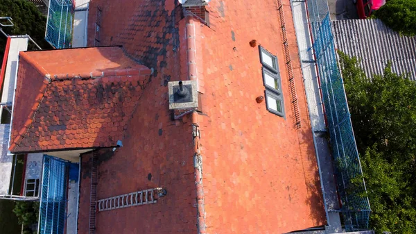 Oude Huis Dak Met Platte Tegel Tijdens Reparatie Van Gebroken — Stockfoto