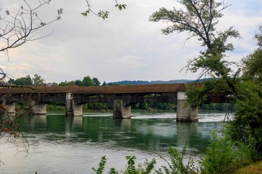 Bad Sckingen 'deki Ren nehri üzerindeki Almanya ile İsviçre arasındaki tarihi ahşap köprü..