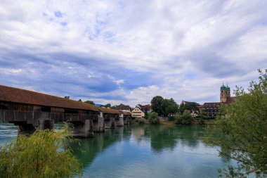 Bad Sckingen 'deki Ren nehri üzerindeki Almanya ile İsviçre arasındaki tarihi ahşap köprü..