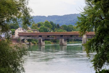 Bad Sckingen 'deki Ren nehri üzerindeki Almanya ile İsviçre arasındaki tarihi ahşap köprü..