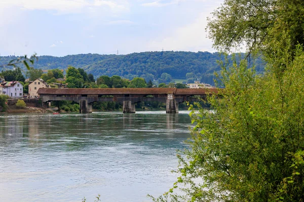 Bad Sckingen 'deki Ren nehri üzerindeki Almanya ile İsviçre arasındaki tarihi ahşap köprü..