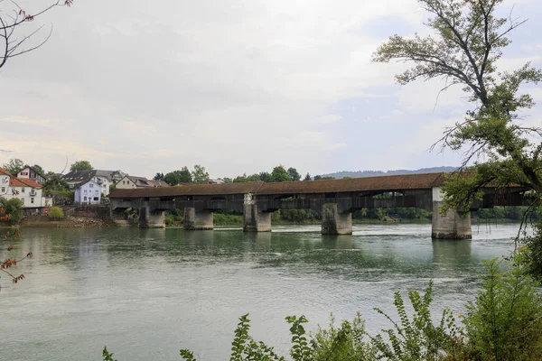 Den Historiska Gamla Träbron Mellan Tyskland Och Schweiz Över Rhen — Stockfoto