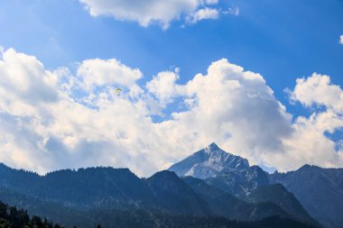 Güneşli bir günde Garmisch-Partenkirchen 'den paraşütçülerle Wetterstein dağlarında Alpspitze